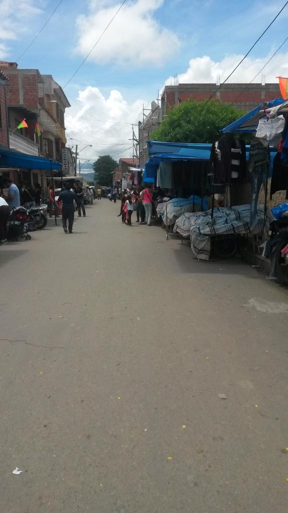 jpvm22's tweet photo. @PeriodistaV Proliferan ferias de ropa usada , se realiza una feria por día en barrios periurbanos, Feria de Fatima http://t.co/mz02yr2iWy