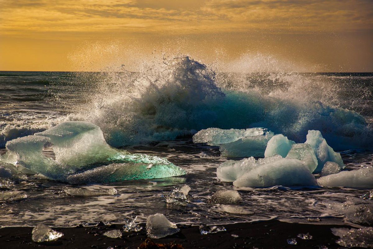 theplanetd's tweet image. Wow! Icebergs on Volcanic Sand &amp;amp; Jökulsárlón Glacier Lagoon theplanetd.com/icebergs-volca… @IcelantTravelTO
