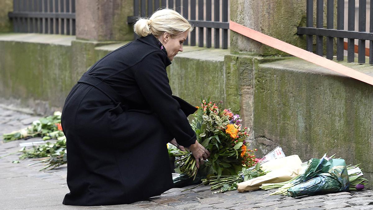 euronews's tweet photo. Denmark's PM Helle Thorning-Schmidt places flowers in front of the synagogue #cphshooting REUTERS/Fabian Bimmer http://t.co/qCm1uasIxu