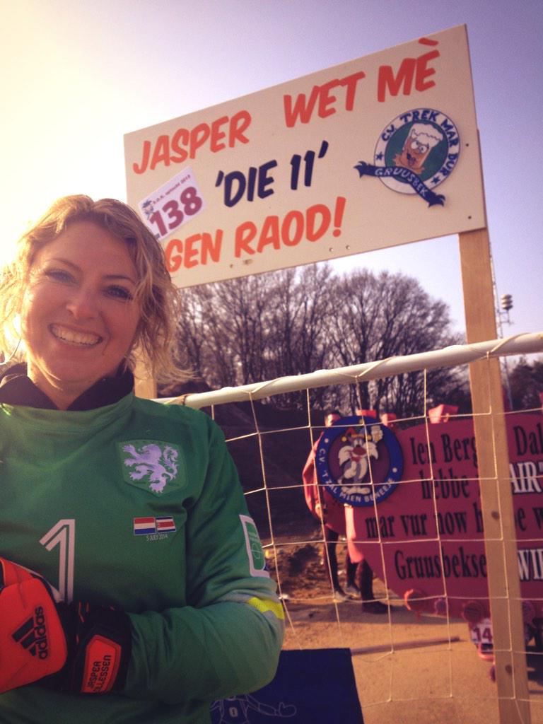 robert_claus's tweet photo. Jasper #Cillessen van @AFCAjax loopt mee in optocht door Het Keulen van Gelderland! #ajatwe #origineleshirt #nedcos http://t.co/6f2dLMoF5j