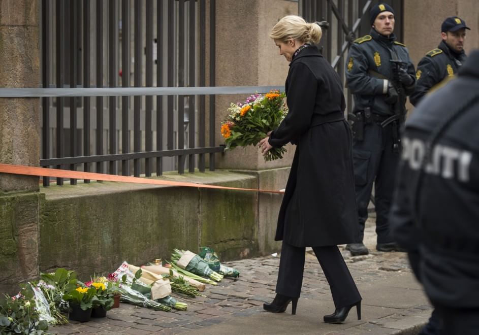 repubblica's tweet photo. #Copenaghen: la premier danese depone fiori davanti alla sinagoga dopo gli attentati di ieri http://t.co/7oOqdBeeoE http://t.co/PP0YXB2nKl