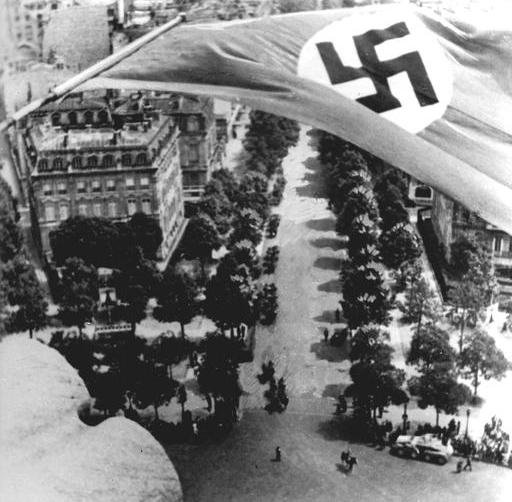 David Coquille on X: Le drapeau nazi flotte sur l'Arc de triomphe le 24  juin 1940. Un policier français regarde.  / X