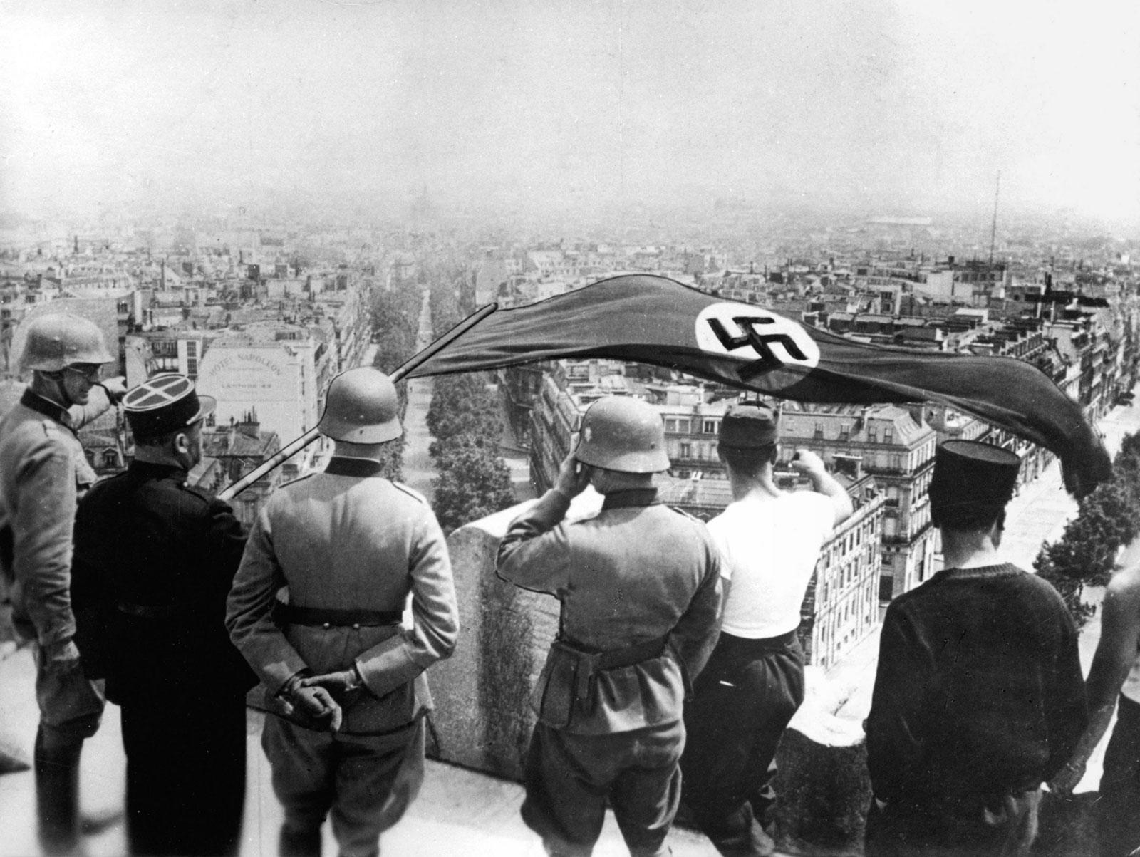 David Coquille on X: Le drapeau nazi flotte sur l'Arc de triomphe le 24  juin 1940. Un policier français regarde.  / X