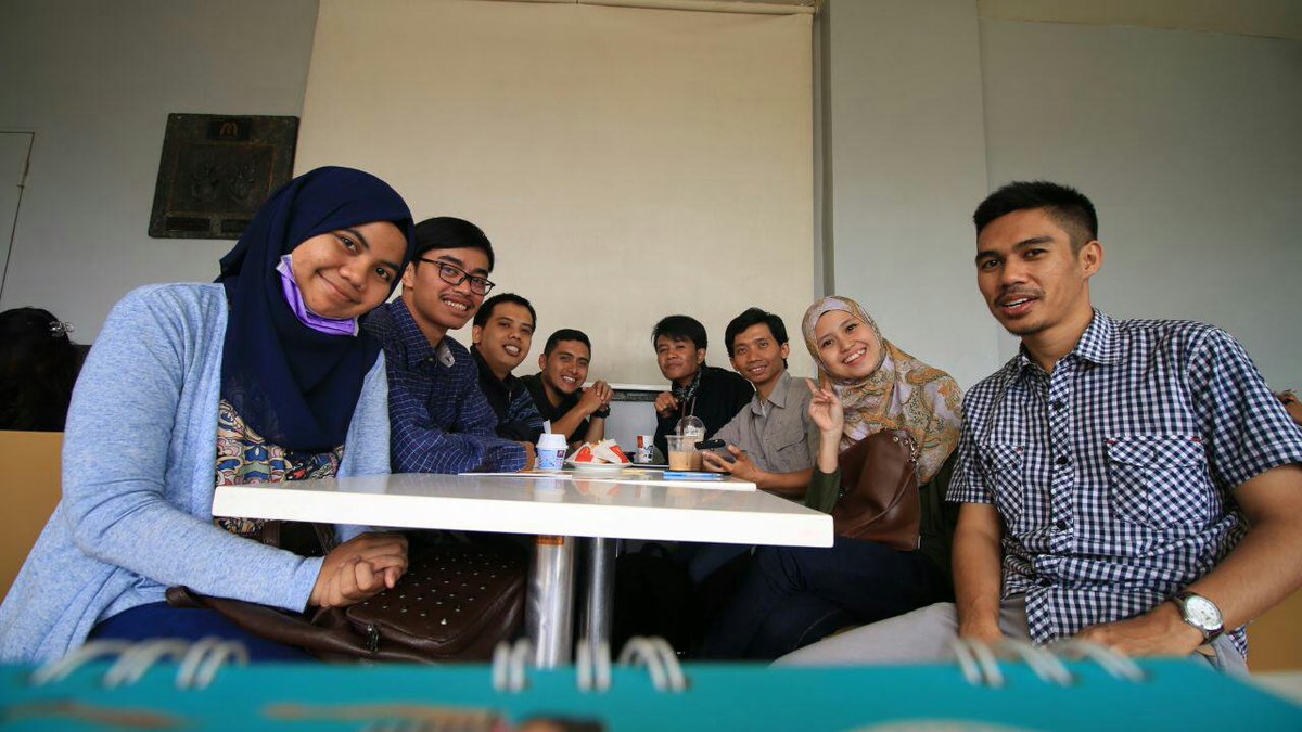 Ririesss's tweet photo. @dickysomnia @cutetaz @KlsInspirasiBDG @memifahrial @rendyfaqot @rezaasriandieka narsiss dlu saat meet up :D http://t.co/LNhV36OK49