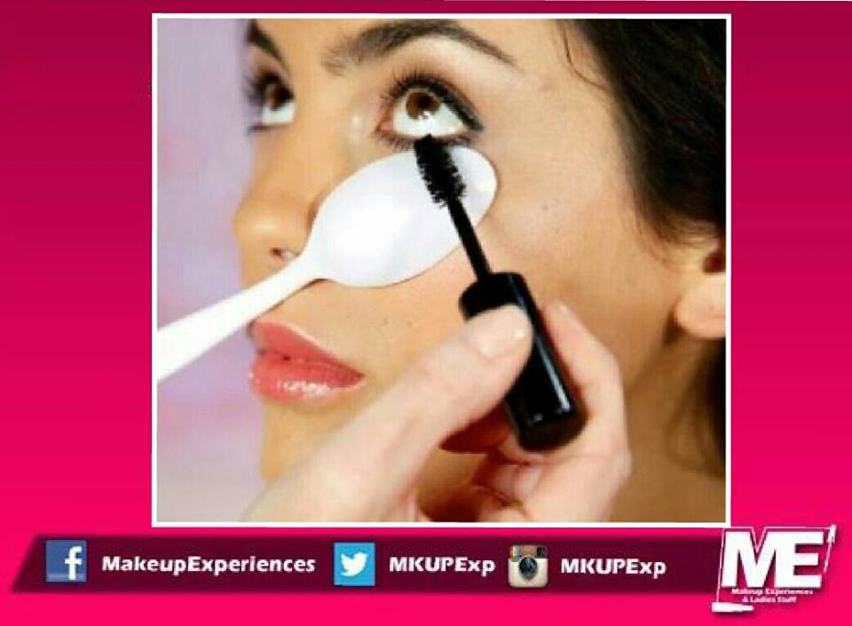 MKUPExp's tweet photo. لو عندك مشكلة في المسكارا لما بتحطيها علی الرموش اللي تحت و بتهبب منك  و انتي بتحطي .. استخدمي معلقة بلاستك زي الصورة http://t.co/QdiSWvw9cq