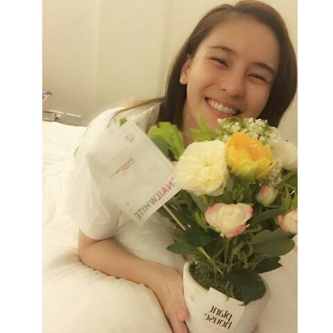 ggyongss's tweet photo. @naeunpinki thank you canciik, nih coklat sama bunga/? buat kamu,happy late vals day yah^^~ mwa❤️♡ #LAFVALDAY http://t.co/xhUNM2VNpg