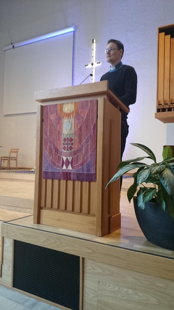 PATRIKARNSTRAND's tweet photo. Peter Lindroos predikar på temat "Vi har en dröm" i Equmeniakyrkan Alingsås http://t.co/n1tfIM35dN