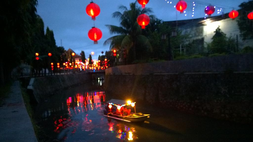 tentangSolo's tweet photo. sudah nyobain perahu di #kalipepe? asik lho, mumpung #grebegsudiro, lampionnya bikin seru... http://t.co/bK9YVjlTD0