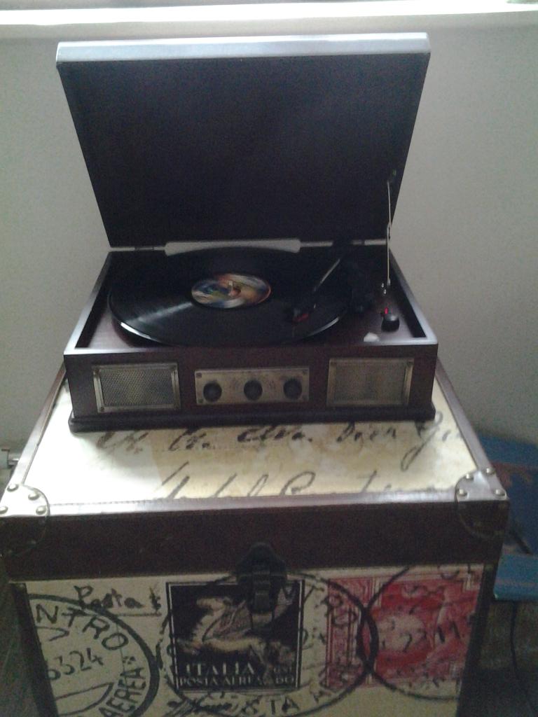 Lasy sunday morning listening to old tunes..whats your favourite track? #vinyl #vintage #retro #vinyl