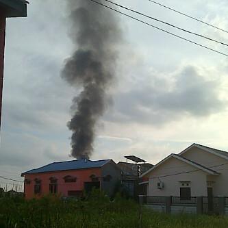BPKPANGERANMUDA's tweet photo. Pantauan Dari Kejauhan Kebakaran Dijl. Tembus Pal6/ Pramuka Dkt Hikmah Banua Banjarmasin.#PM http://t.co/S2LUGo7PYr