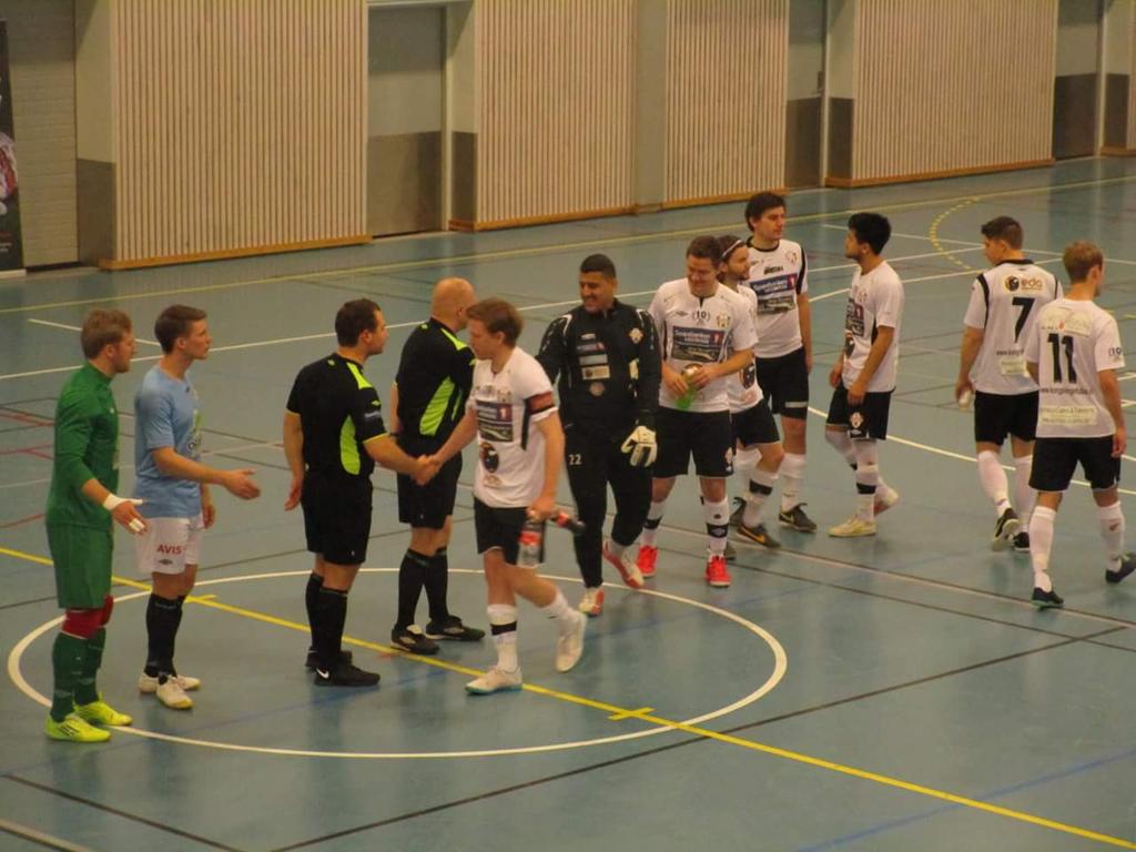 Søndag 17:00. <a href="/Sfjordfutsal/">Sandefjord Futsal</a> på motsatt halvdel. Seier som gjelder. Vel møtt - eller NFF-TV.. #futsalnor