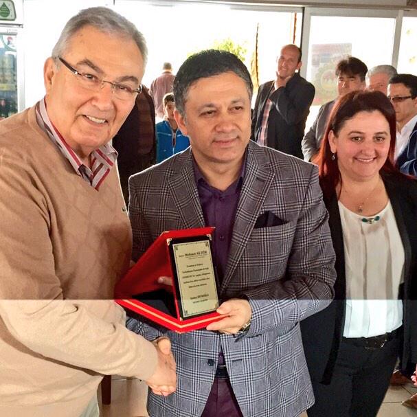 MehmetAliDim's tweet photo. DEMKOD'un kahvaltısında CHP Eski Genel Başkanı Deniz Baykal ile sohbet ettik. Kaygılarımızı paylaştık. Plaket aldık. http://t.co/bpilcp8TW8
