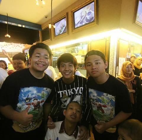 Mutiaramadani11's tweet photo. "@ProudComateINA: Disini kalian membuktikan kalo kalian ga menfaatin diri sbg artis,so friendly👍👏 @CJRisCJR  http://t.co/vMgZSq14WT"