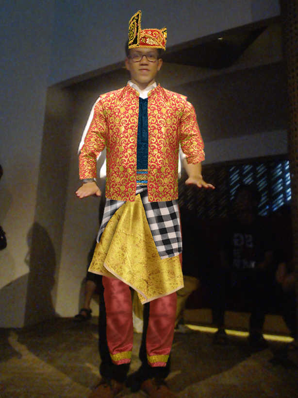 faruErwan's tweet photo. Farudi Erwanda baru saja mencoba Selaras Pakaian Adat di Galeri Indonesia Kaya - Grand Indonesia, West Mall Lt. 8 http://t.co/my0b5wwSaz