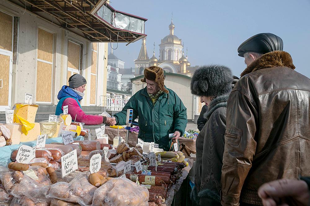 Жизнь в донецке. Барыга на рынке. Украинский торговец. Базар в худших условиях.