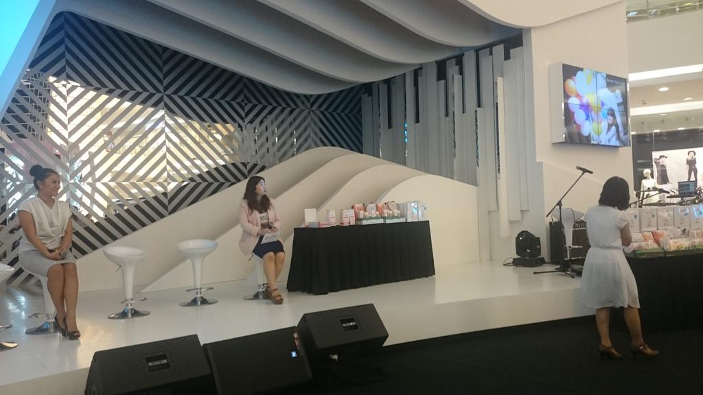 Para bloggers sedang belajar nih bagaimana cara stay happy dgn kulit yang lebih sehat&amp;cantik bareng #bbmeetupxbiooil