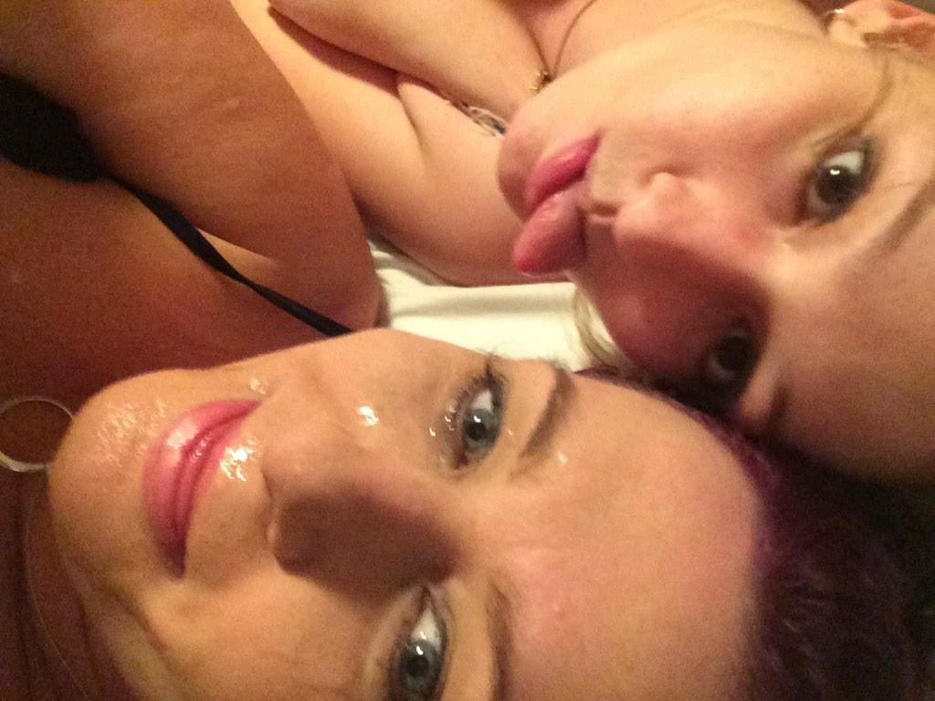 LadyPash's tweet photo. Sexy smexy girls a playin' just a pamper with a nice shiny facial! @IMvBaBes Happy Sunday fun day! http://t.co/U4kboRMj57
