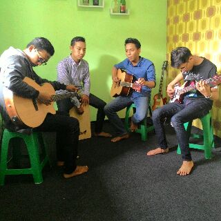 sandisk_90's tweet photo. Acoustic klip @Adi_SOJ @EbonkSOJ @banyu_DV http://t.co/M1sRkqcp4R