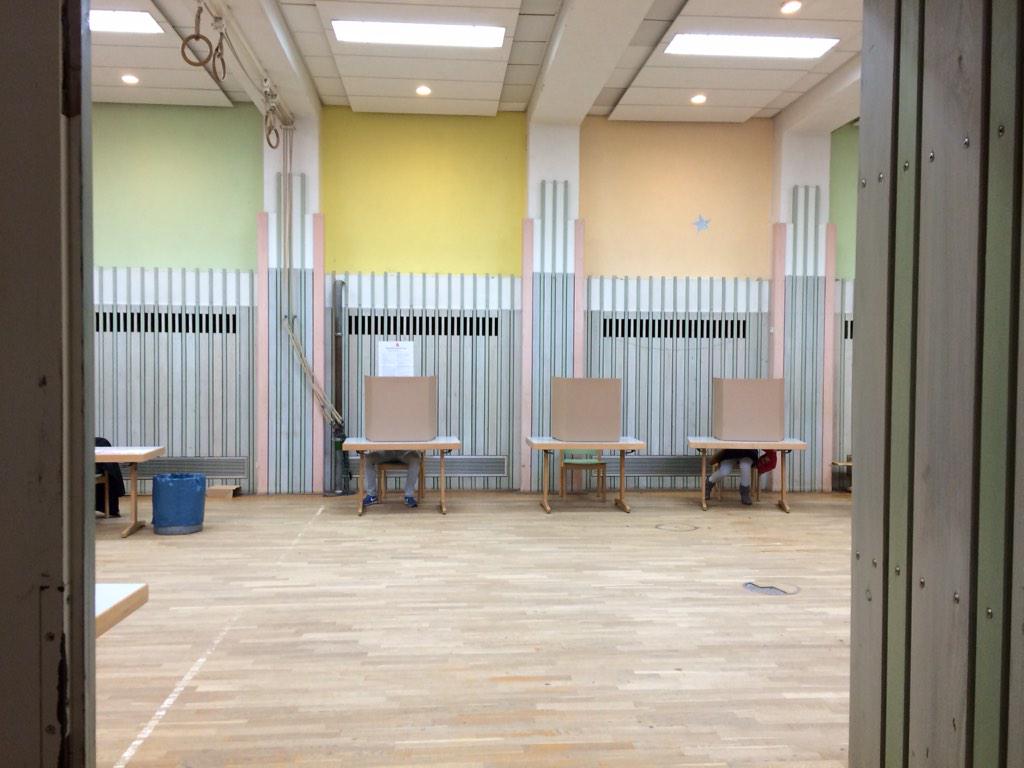 Nix los im Wahllokal Eimsbüttel Am Weiher. Farbliche Einstimmung an den Wänden.  #hhwahl