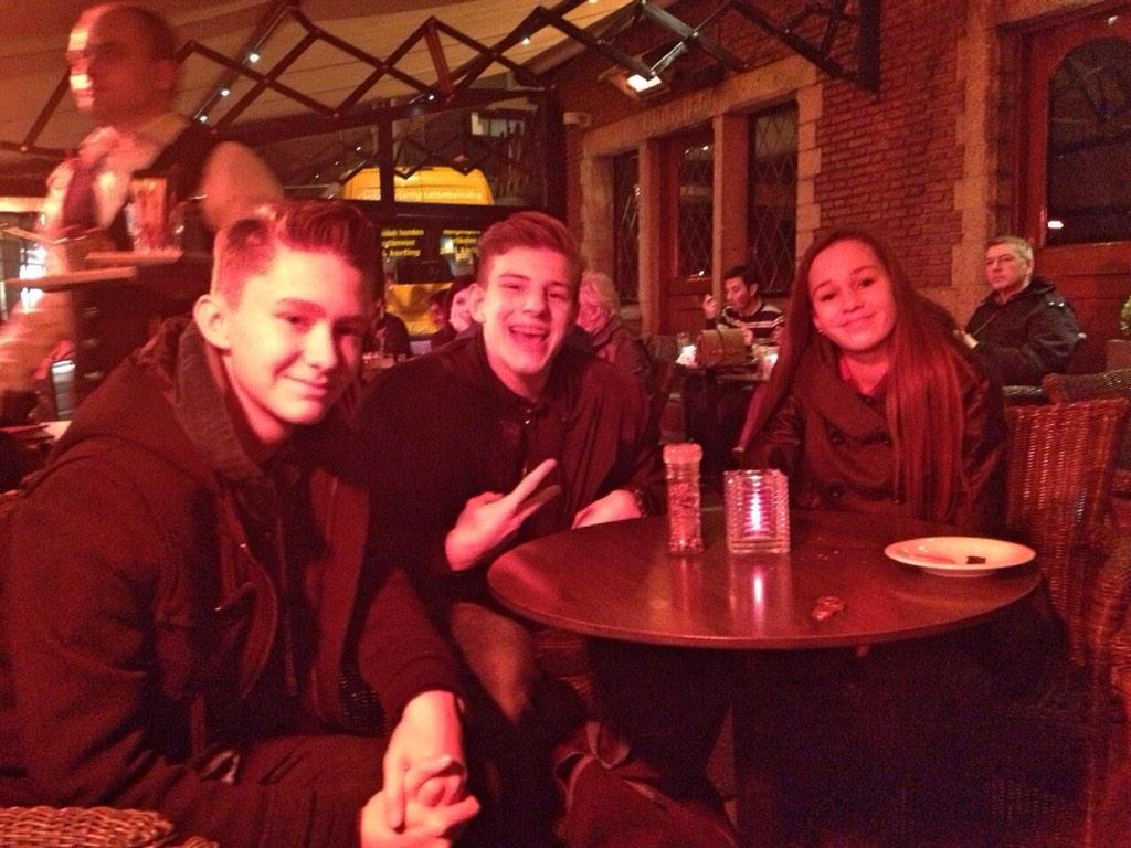 DewiBenjamin's tweet photo. Yesterday I had a dinner with dance fam🙏🍱🍣 #Thebenjaminz http://t.co/nhlDWWu4yk