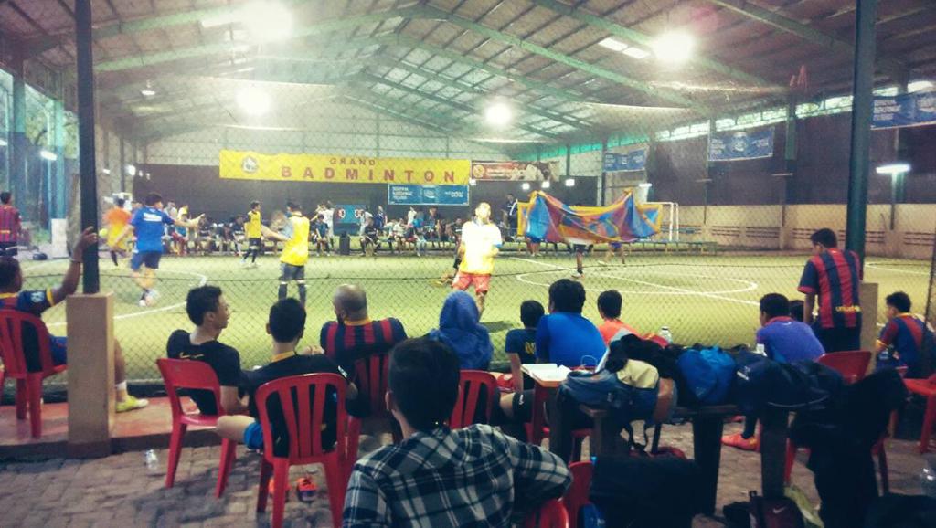 FCB_Indonesia's tweet photo. #FCBIPict friendlyfutsal @FCBI_Jakarta w/ @ICI_Jakarta 😊 http://t.co/ZCrG4LEG0E
