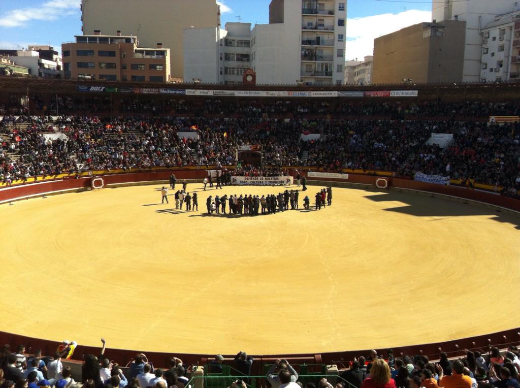 AficionTaurinos's tweet photo. Respeto.Cultura.Libertad.Amor por la Fiesta.Castellón llena sus calles y Plaza diciendo #SiaLosToros 
#Castellon15F http://t.co/rQ6bPdKITZ