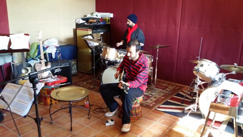 Esta es la música hecha con cariño y de verdad. Una pasada ser amigos de estos cracks... y desde pequeñitos