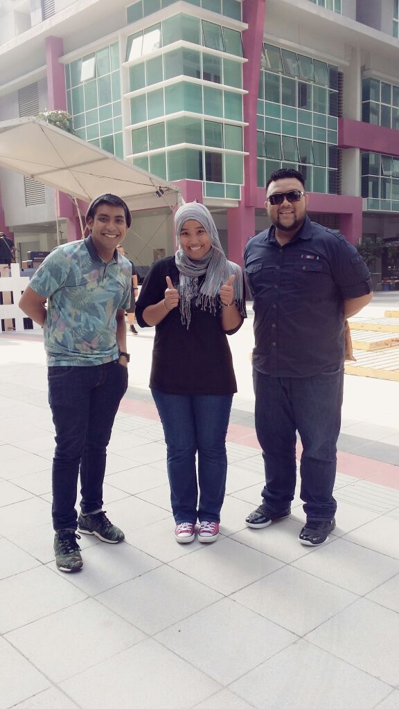 Haniff_hamzah's tweet photo. Yay! "@sshazana: Rezeki pagi Ahad :) #AME2015minifest @ray_era @HaniffERA @ERA_fm http://t.co/ZsGeWtfKV9"