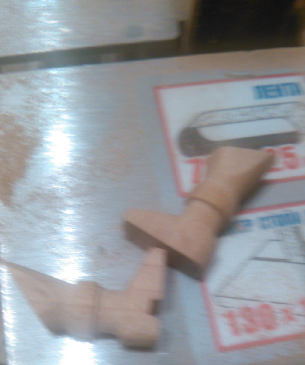 3paintbrushes's tweet photo. Обработка ножек на шлифовальном станке. http://t.co/ChqO0292Hn