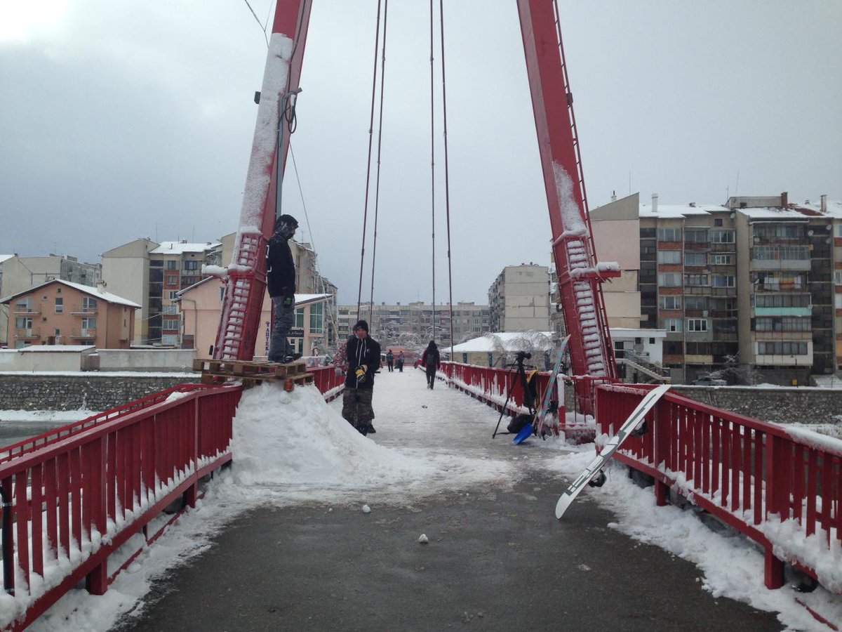 brocodewear's tweet image. Something&apos;s going on here. #brocodewear #wolfpack #Samokov #street #snowboarding