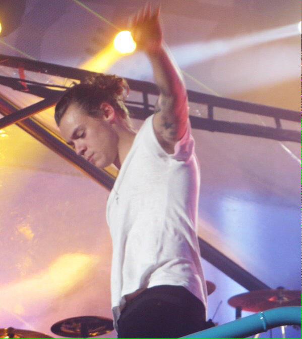 StylesOTRAPics's tweet photo. Harry in Melbourne. http://t.co/DNUULsnMcS