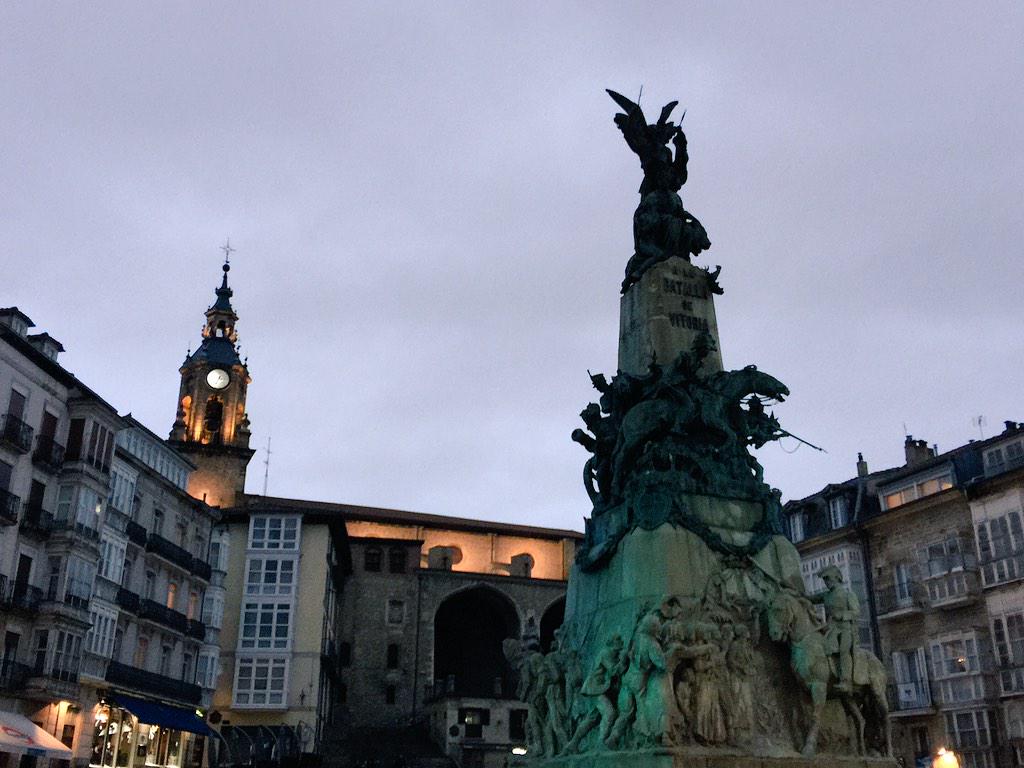 BatallaVitoria's tweet photo. Atardece en la ciudad y sus monumentos nos indican que #Vitoria sigue brillando. #VitoriaGasteiz #VitoriaMeGusta http://t.co/wyfUkWQ77j
