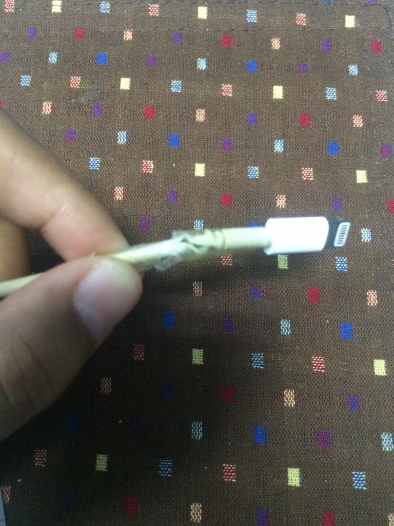 bahiyahaziz's tweet image. Why charger why? Baru je beli bulan 8 dah rabak. #appleproblem #heartbroken