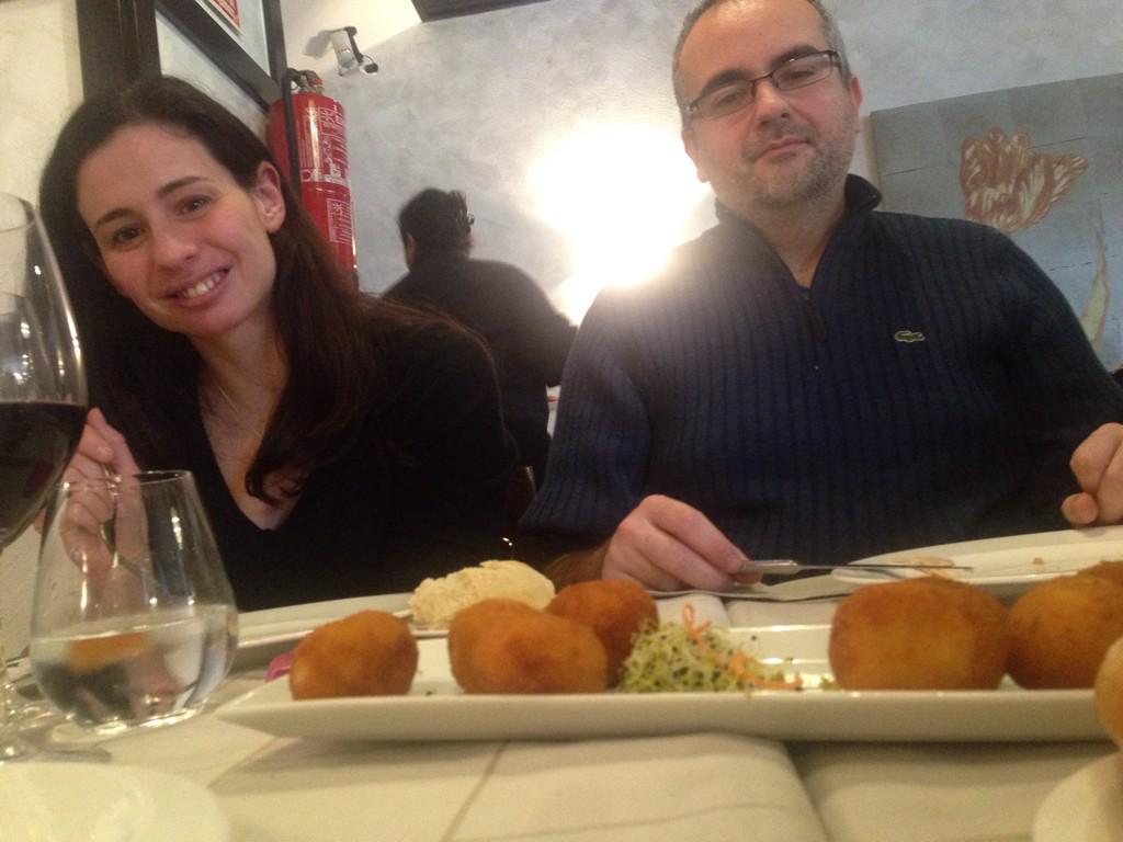 CTAVAlcobendas's tweet photo. @AlexaLMS y @Agus_ap80 acorralando a las croquetas xD

#ComidaAnualCTAVA #SomosCTAVA http://t.co/QWR1lY1hWP