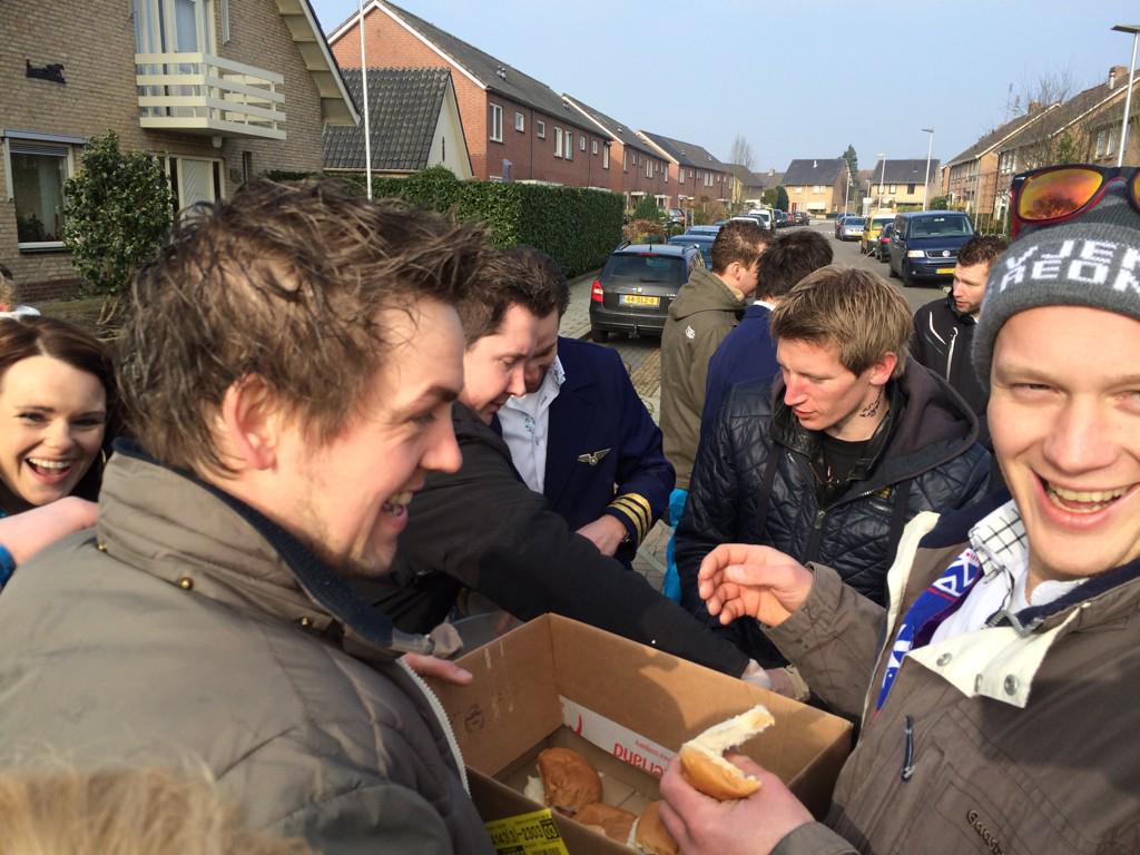 Al jaren op rij 230 <a href="/Venfluiters/">CV de Venfluiters</a> stil en aan het eten. Leuke optocht en gastvrijheid #papsleefndag #knakworst