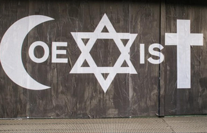 robertosaviano's tweet photo. Combo, street artist che trovo geniale, a fine gennaio è stato aggredito a Parigi per la sua opera più bella: Coexist http://t.co/xYvfGy2A2L