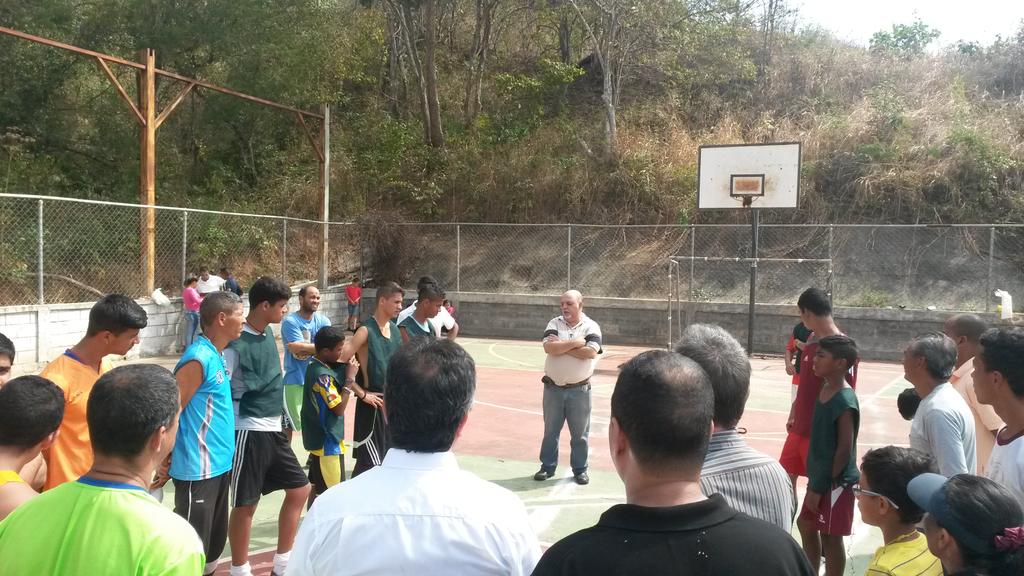 nestoroterol's tweet photo. #AHORA junto a @rubenlimas en #CopaJuventud en Tazajal Apoyando el deporte en #Naguanagua #ADelante @ADemocratica http://t.co/EtbAUq6OuX