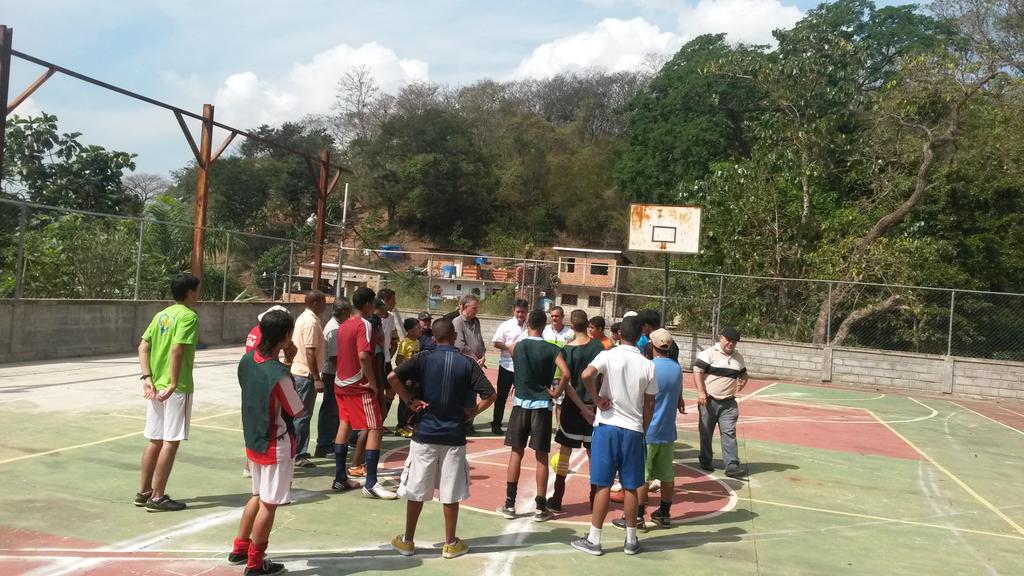 nestoroterol's tweet photo. #AHORA junto a @rubenlimas en #CopaJuventud en Tazajal Apoyando el deporte en #Naguanagua #ADelante @ADemocratica http://t.co/EtbAUq6OuX