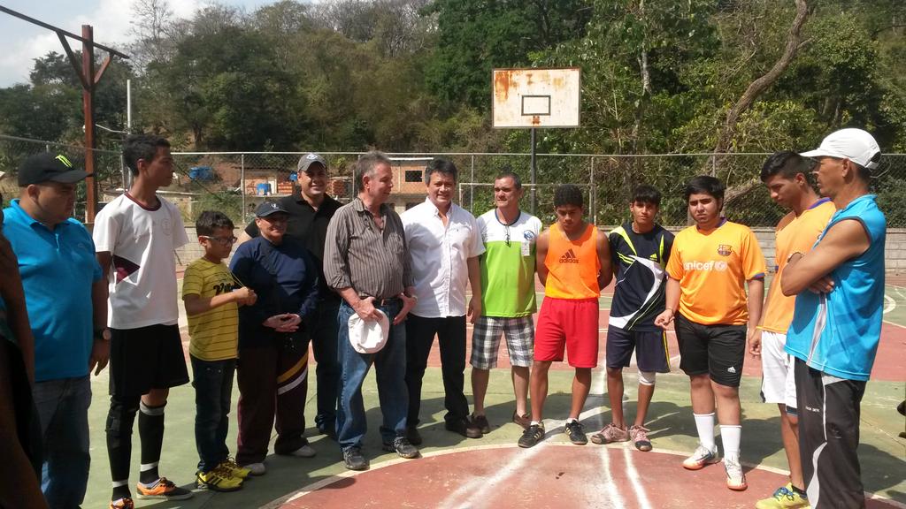 nestoroterol's tweet photo. #AHORA junto a @rubenlimas en #CopaJuventud en Tazajal Apoyando el deporte en #Naguanagua #ADelante @ADemocratica http://t.co/EtbAUq6OuX