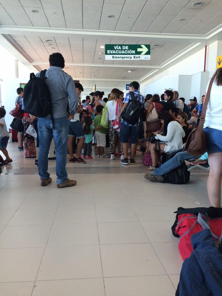 Dvjjano's tweet photo. @LAN_CL Vuelo 163.  Iqq-stgo cancelado. Por que el piloto se enfermo.    El inicio de un caos.  Nadie da respuestas http://t.co/hXexeKfek9