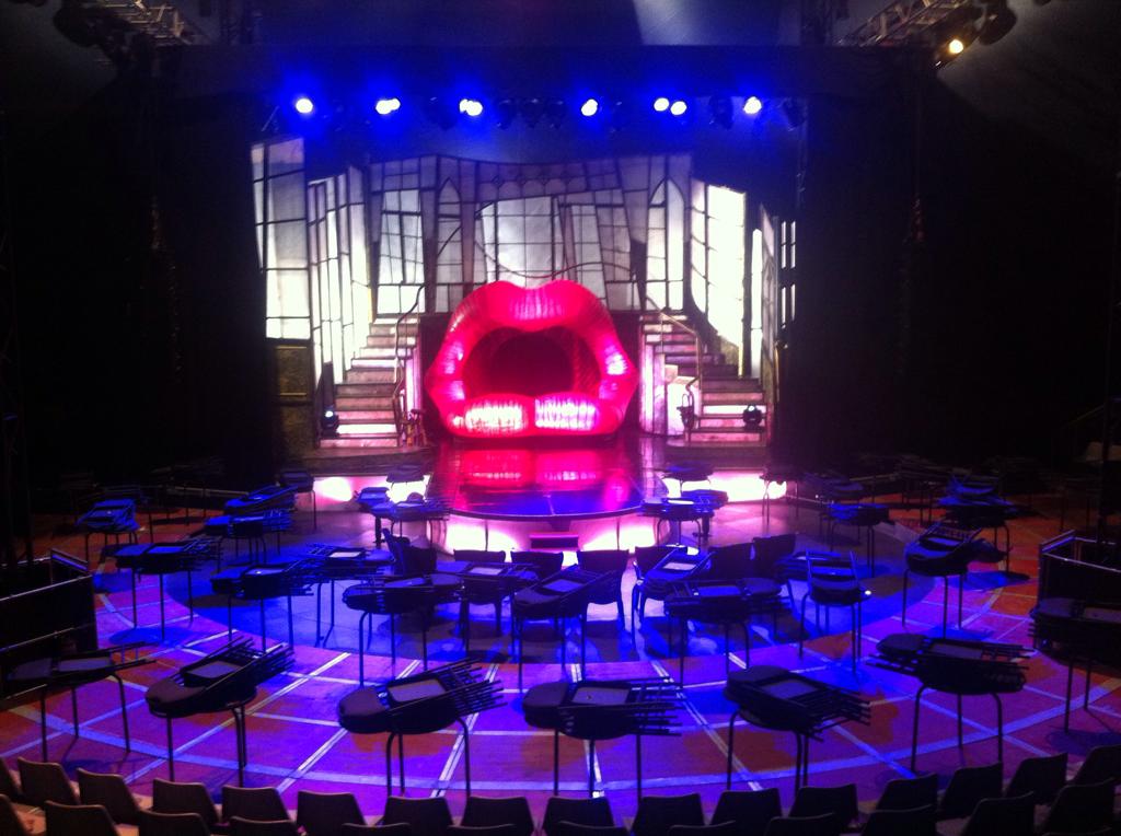 ArnauLobo's tweet photo. Hoy se llenará la #carpa de #theHole por última vez en #Almeria. Agotadas las entradas! Dos funciones con @_Queque_ ! http://t.co/BiyxjpNGm3