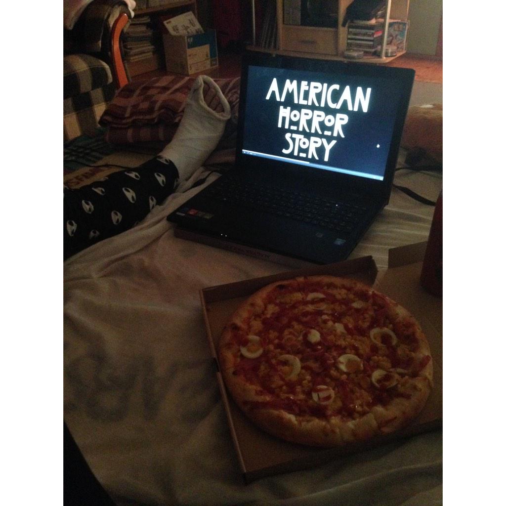 Kiss_Noraa's tweet photo. valentin nap nálunk így néz ki.. @ZsofiiAnnaa 💖🙈✌️ http://t.co/LMiKP5lptR