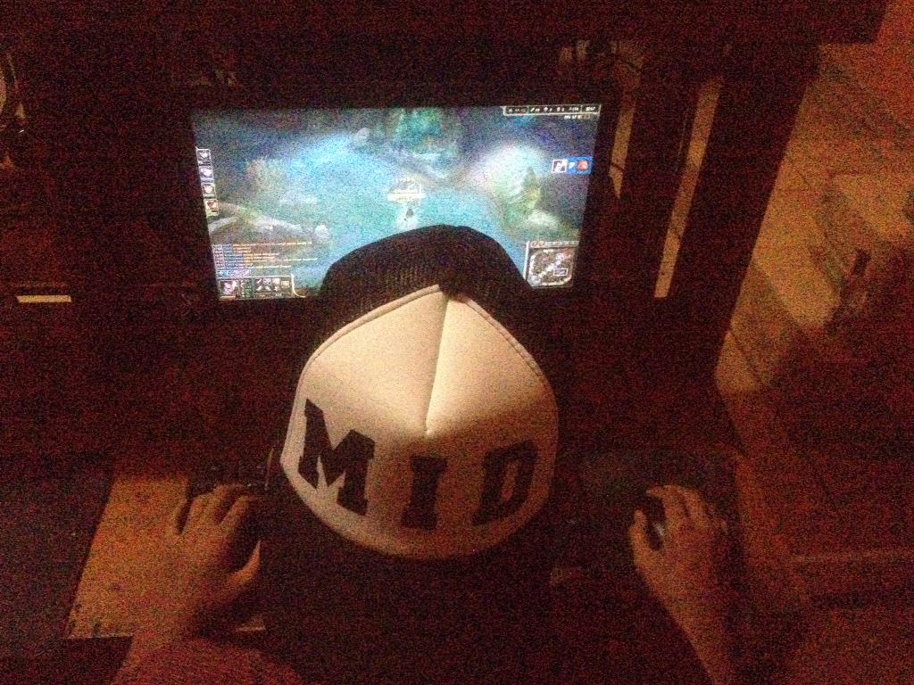 cokdeindra's tweet photo. who is mid ? @Kesuma_Wijaya , @ariagstya , @KrisnaIb , #LeagueOfLegends #midliner #midorfeed http://t.co/GAs39R6wwZ