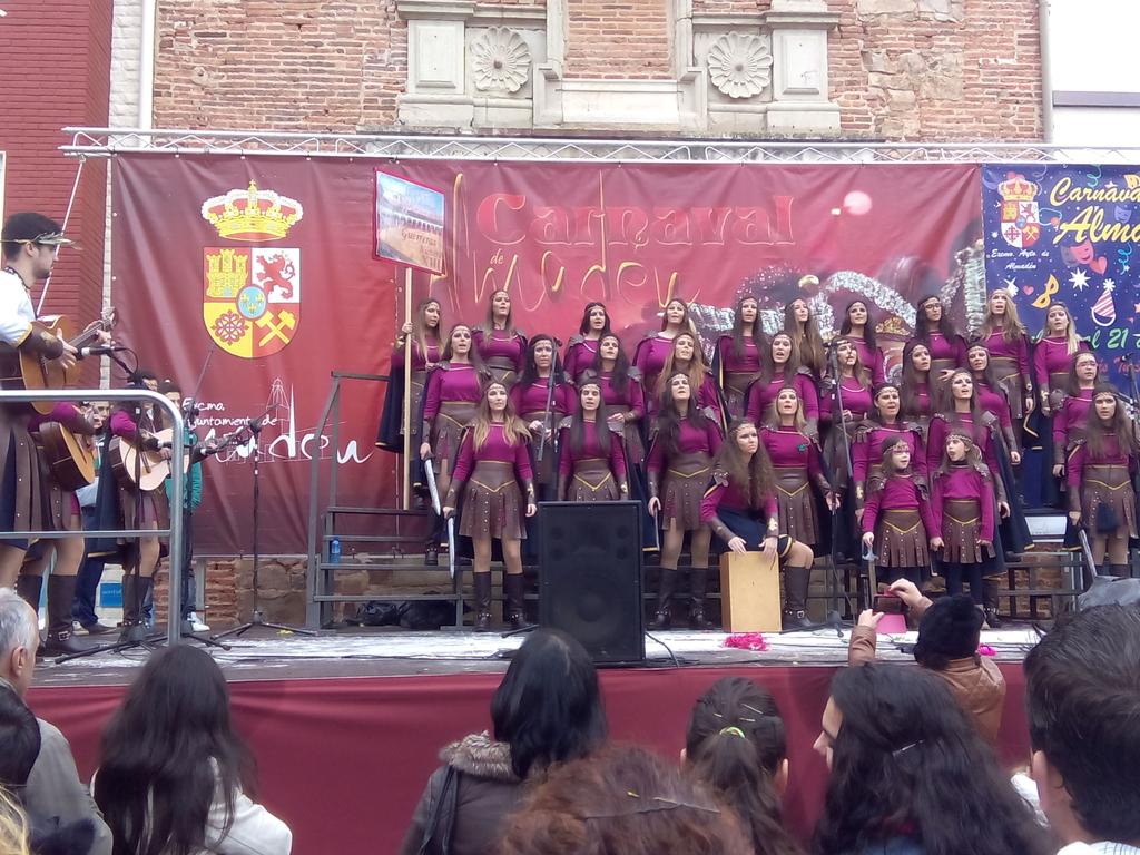 MiguelAngelOGP's tweet photo. Las 13 Rosas @rosas_las en el #CarnavalAlmadén2015. Muy buena actuación chicas, enhorabuena! #GuerrerasNumeroXIII http://t.co/axIFSgnPtu
