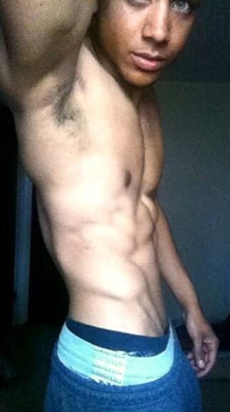 ftyingu's tweet photo. A little abs for y'all TL. http://t.co/8xXODAY5ns