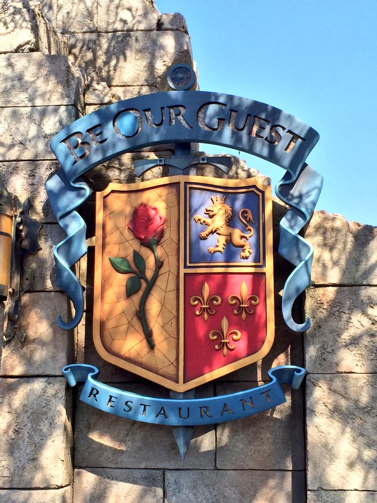ThemeParkReview's tweet photo. Time for lunch @WaltDisneyWorld #MagicKingdom http://t.co/FxnTTP2WJZ