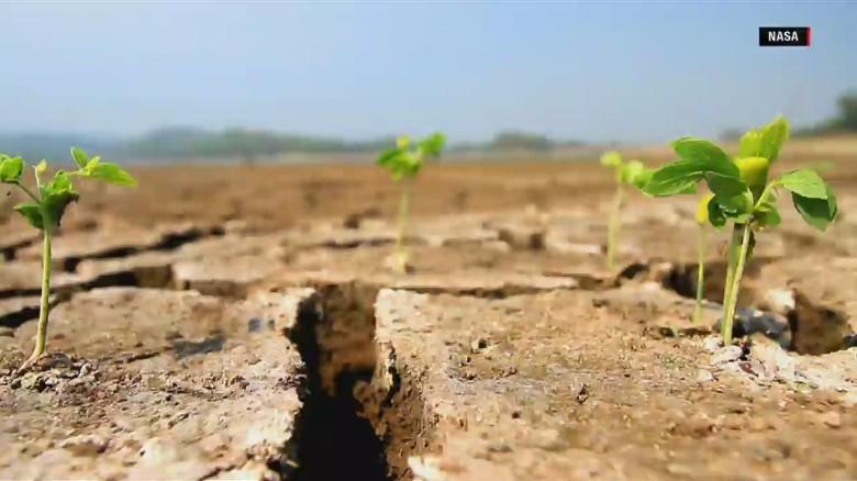 CNN's tweet image. NASA warns about the risk of 'megadroughts' in the U.S. if greenhouse gas emissions don't drop cnn.it/17dgCM0