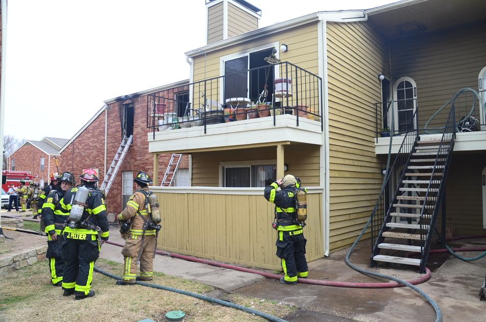 DFWscanner's tweet photo. PIC - Picture of the 2 alarm apartment fire in Lewisville, 400 block of W Round Grove. http://t.co/b0LIOYbZ2s