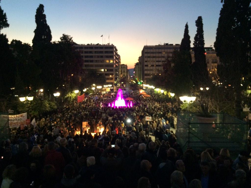mapaone's tweet photo. La manifestación ahora en Syntagma, la tercera en diez días. Foto de @spyros_vj #Grecia #mazi #15fgr http://t.co/WsWU7iJ0jV