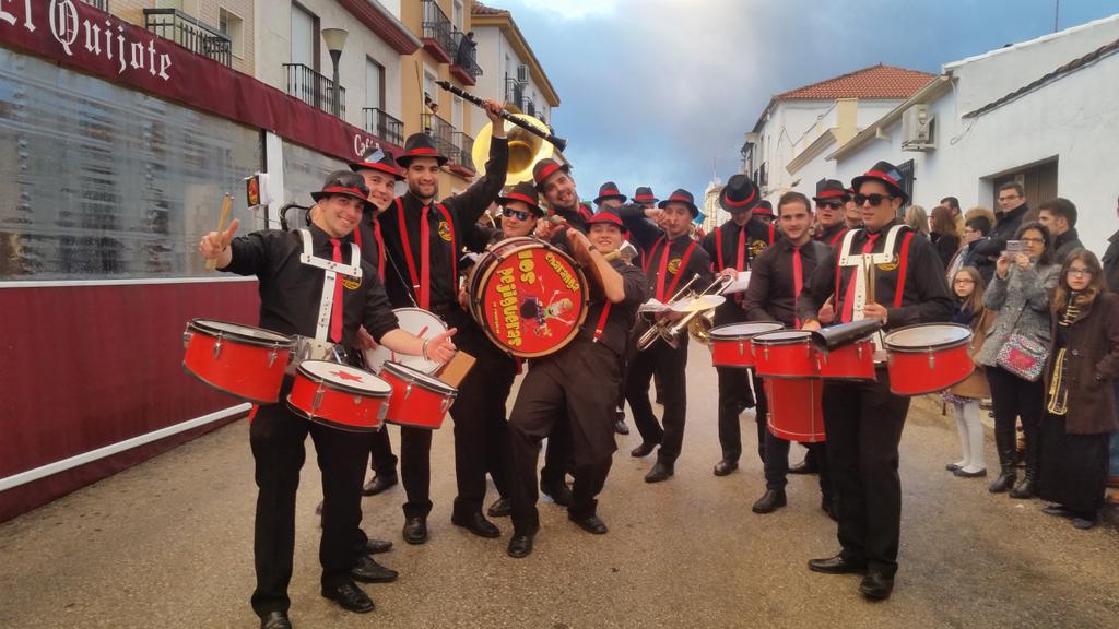 v_tirado's tweet photo. Carnaval de la carolina con los mejores @LosPejigueras dia increible !!! http://t.co/i8BpcfTf4E